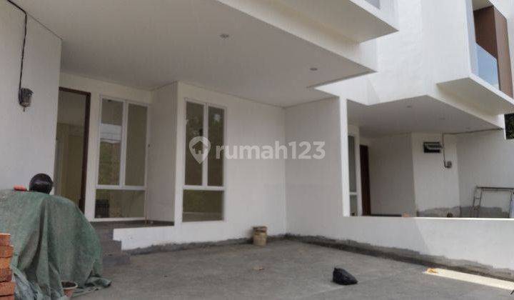 RUMAH SCANDINAVIAN DUA LANTAI AKSES JALAN DUA MOBIL PEJATEN JAKARTA SELATAN  2