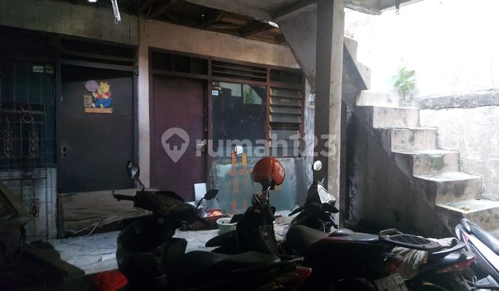 Rumah lama di Cilandak KKO, Jakarta Selatan.