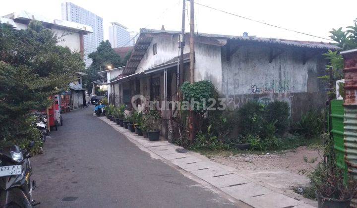 Rumah Hitung dengan Halaman Luas dan Terdapat Tempat Usaha @Jl Kramat, Senen 1