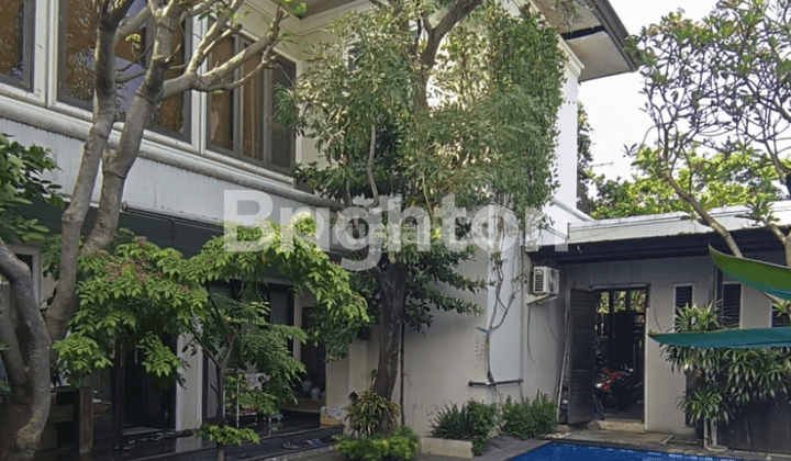 RUMAH BERKOLAM RENANG DI MANYAR SEMI FURNISH 1