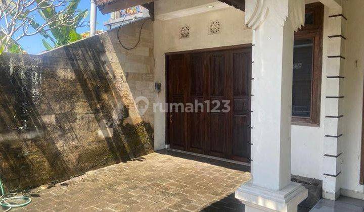 Rumah Villa dengan kolam renang di Gianyar Bali, dekat main road Astina Timur 2