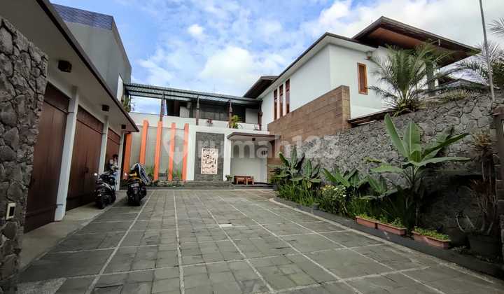 HARGA MENARIK! RUMAH MEWAH KONSEP RESORT BALI TAMAN LUAS FURNISHED DI SETRA DUTA