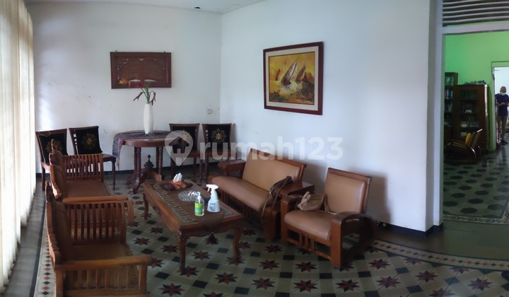 RUMAH LAWAS INVESTASI EMAS UNTUK BISNIS BERKELAS DEKAT BALAIKOTA