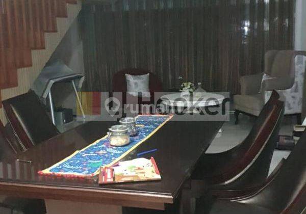 Dijual rumah 2.5 lantai di daerah cipinang 1