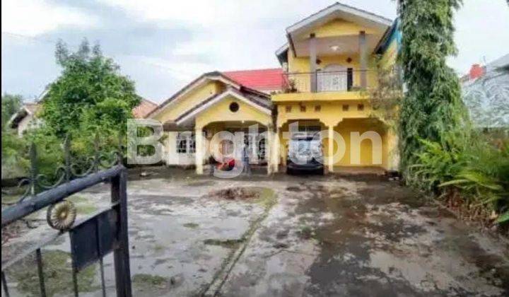 RUMAH DENGAN LAPANGAN LUAS DEKAT BANDARA 1