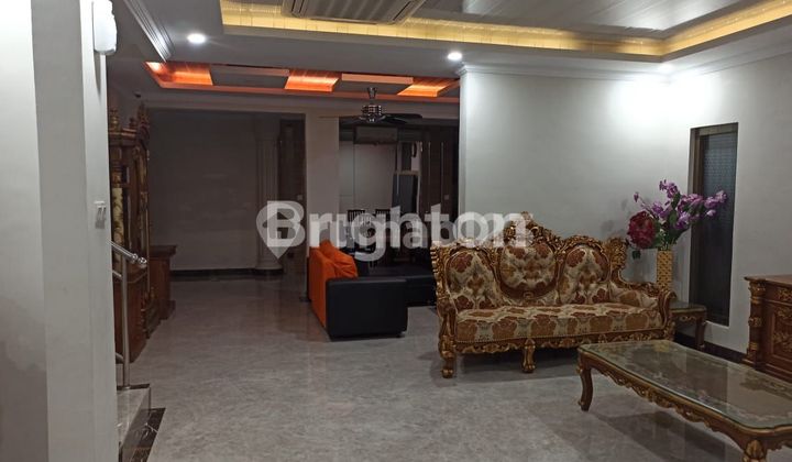 dekat pasar dekat sekolah