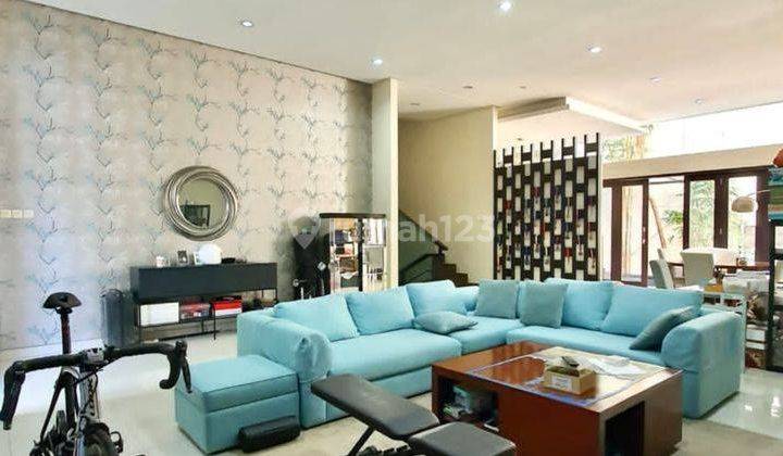 Rumah Terawat Dekat Taman Semi Furnished di Pondok Indah 2