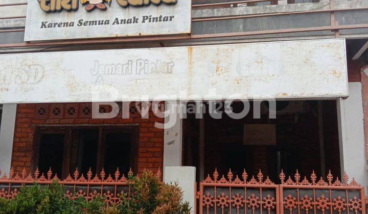 Rumah siap huni 2 lantai terawat 1