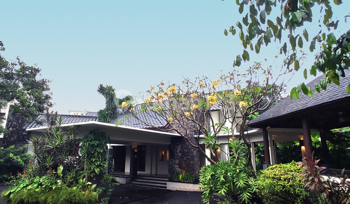 LUXURY HOUSE SPACIOUS YARD VILLA ATMOSPHERE IN BALI LARGE SWIMMING POOL IN CIPETE SOUTH JAKARTA