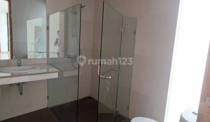 kamar mandi rumah mewah baru di komplek