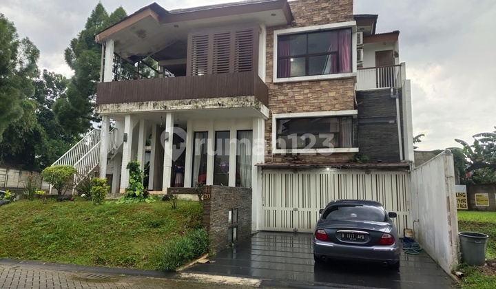 Rumah Asri dan Luas di Kebayoran Village, Bintaro