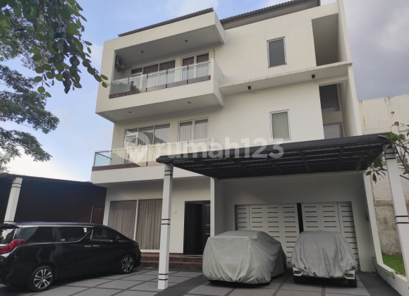 Rumah Mewah 3 Lantai, Siap Huni, di Sutera Palma, Alam Sutera. Rumah Mewah 3 Lantai, Siap Huni, di Sutera Palma, Alam Sutera.