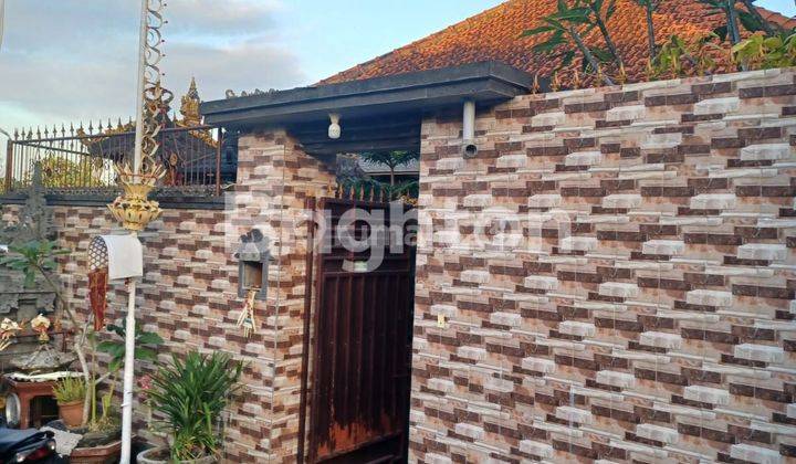 Beautiful House Ready to Live in Near the Market in Mengwitani 1