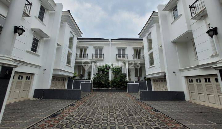 Townhouse cantik model klasik di Ampera 1