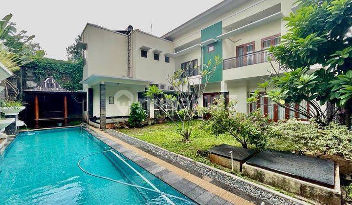 Rumah mewah 2 lantai modern tropis di menteng 