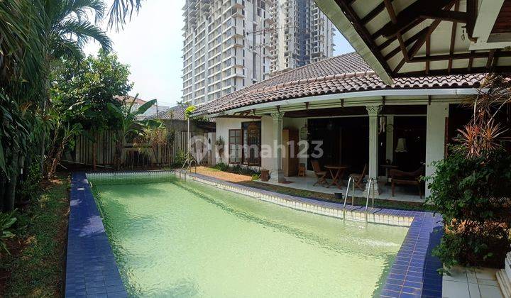 Rumah Klasik + Pool Posisi Hoek di Ampera, Jakarta Selatan 1