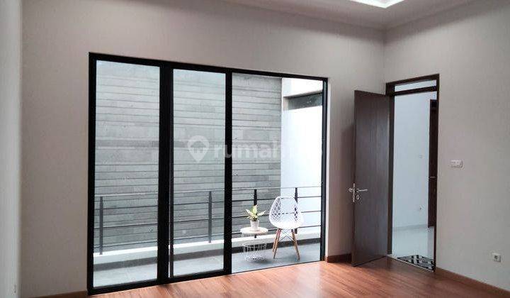 Dijual Rumah Baru di Singgasana Pradana 2 Lantai Minimalis Modern 2