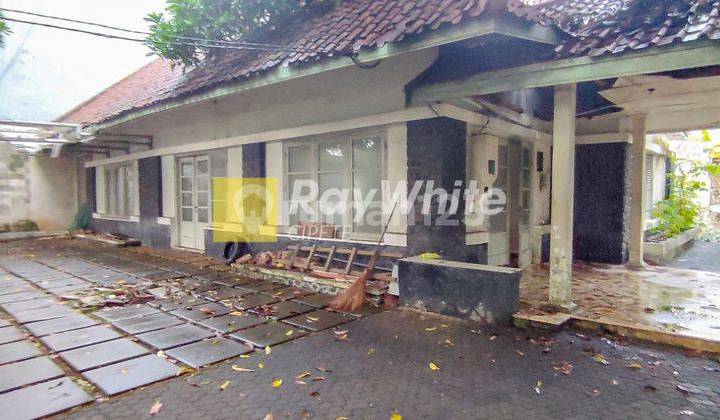 Cheap house in Menteng in front of the park 2