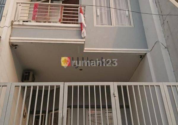 Rumah Minimalis 3 Lantai di Area Tomang Jakarta Barat 1