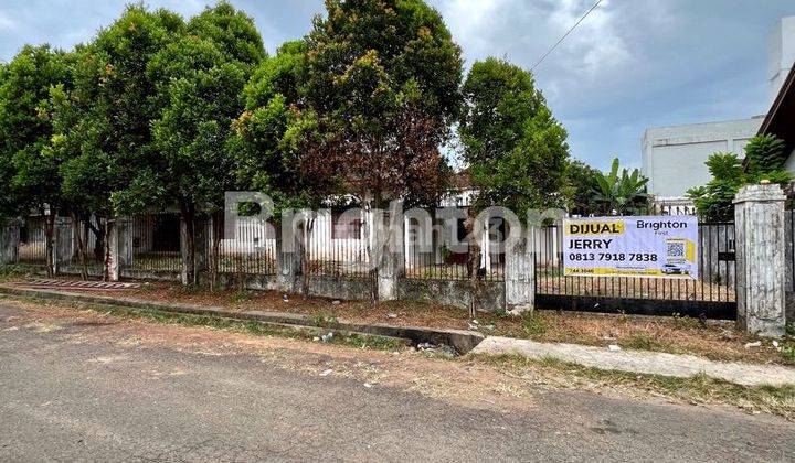 RUMAH DENGAN TANAH LUAS DI PUSAT KOTA AREA KM 9 1