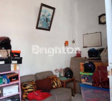 DIJUAL RUMAH STRATEGIS TIGA LANTAI TENGAH KOTA 2