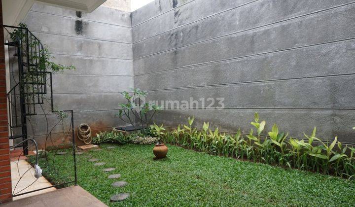 Rumah Model Eropa dijual cepat & murah di Villa Cinere Mas 2