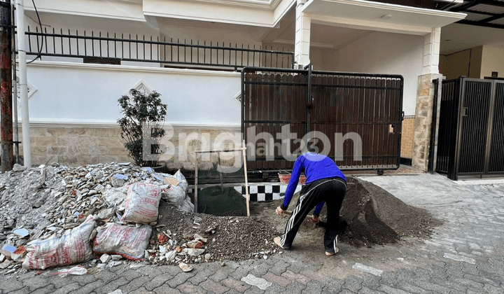 Rumah 2 Lantai Bagus Sertifikat Hak Milik di SIMPANG DARMO PERMAI SELATAN, Surabaya 1