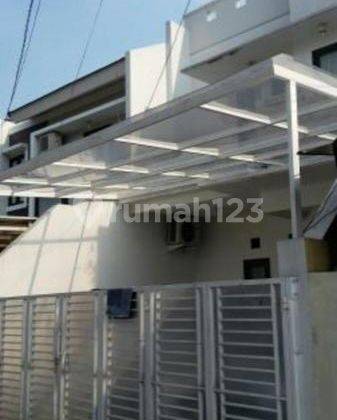 Rumah Minimalis Putih Yang Indah Di Pusat Kuliner Tebet Utara 1