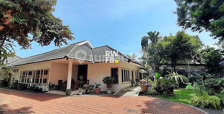 Comfortable and Lush Home with Spacious Yard in Puri Mutiara Cipete