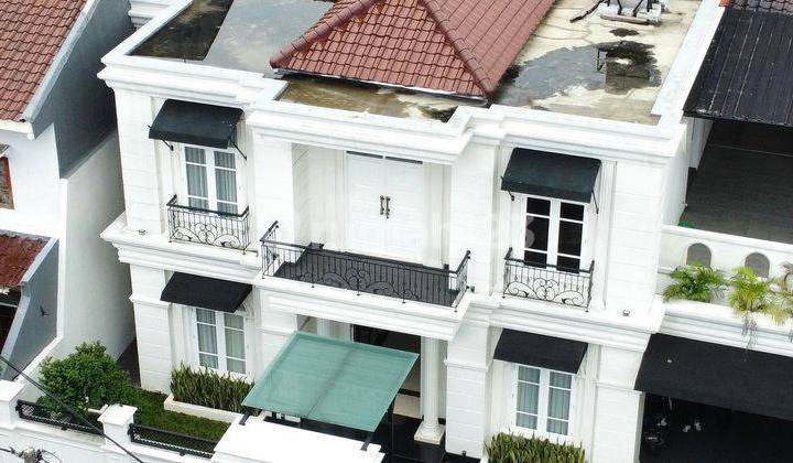 Brand New Classic House, Dalam Komplek Tebet, Bebas Banjir