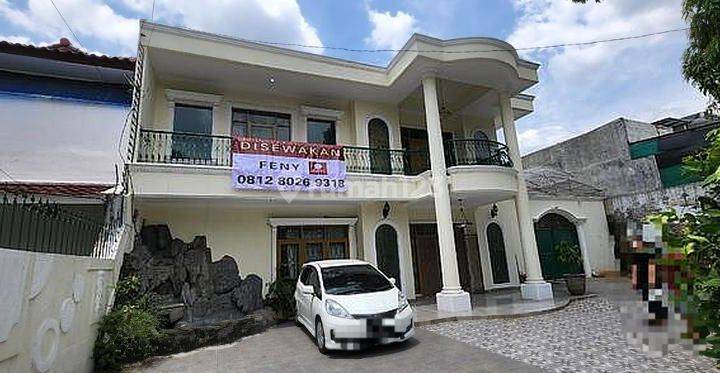 Rumah Disewakan dengan Kolam Renang di Cibubur. 1