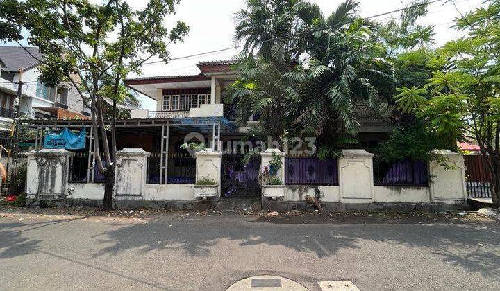 Rumah Hitung Tanah di Tebet Timur, Lebar 17 Meter, Akses 3 Mobil 1