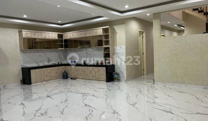 Rumah Brand New Minimalis 9x25 Hadap Timur,lantai Granit,3,5 Lantai