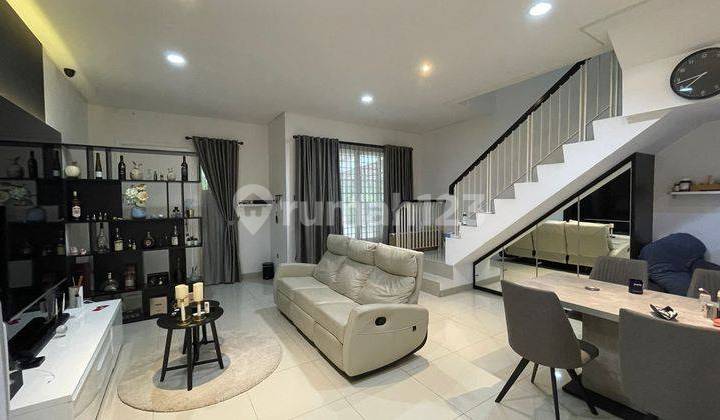 VOLENDAM HOUSE UK 6x12, FULL RENOVATION AND SEMI FURNISHED NEAT & TIDY, 3.5 FLOORS, FRONT GARDEN.