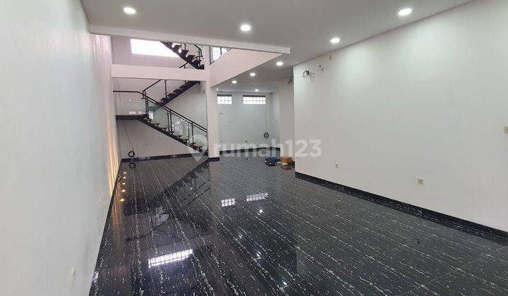 Rumah 3 Lantai Baru Unfurnished SHM di Singgasana , Bandung 1