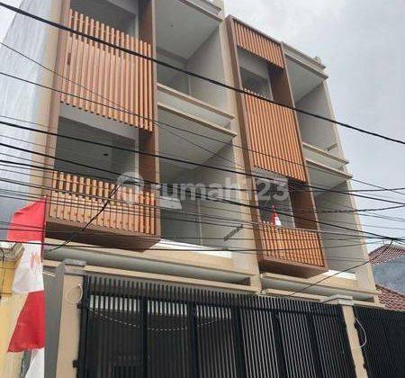 Rumah tomang jalan 2 mobil 3 lantai shm imb 1