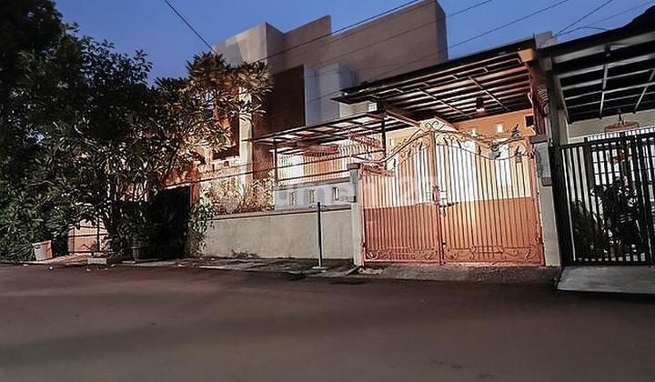 Spacious 2-car road house in Bintaro with a beautiful garden.