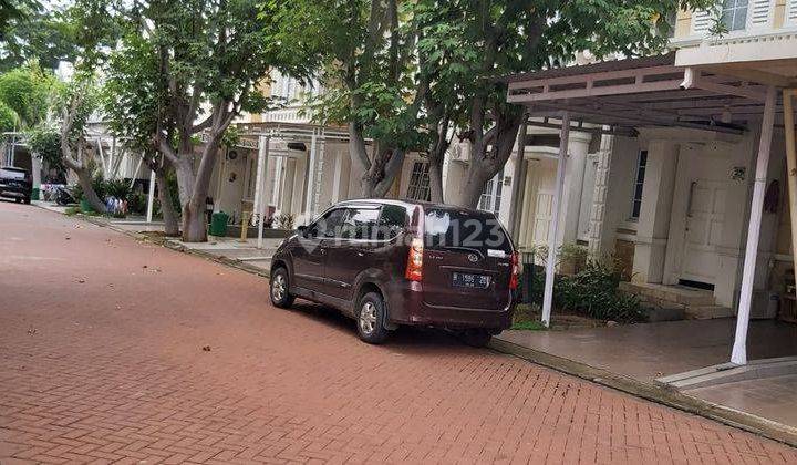 Jual Rumah 2 Lantai SHM Sudah Renovasi di Paramount Village 2