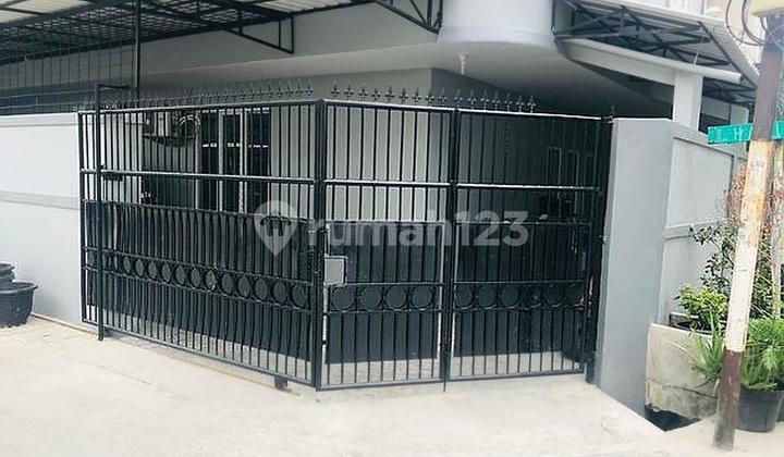 RUMAH DI KAVLING POLRI, JELAMBAR, JAKARTA BARAT.