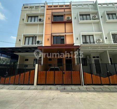 Rumah bagus 3 lantai di Taman Cosmos Kedoya Utara Jakarta Barat 1