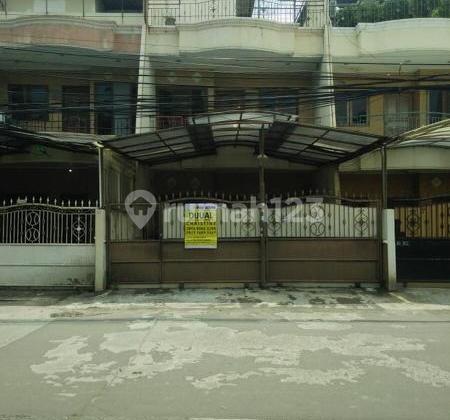 Rumah 3 lantai di Taman Ratu Jakarta Barat,Lokasi strategis.