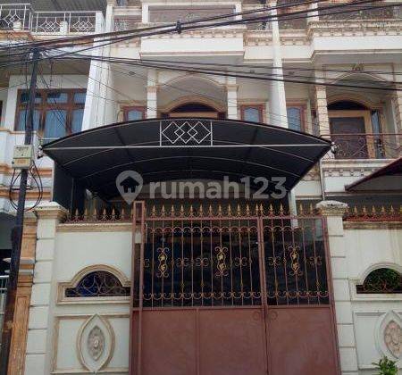 Rumah 3 lantai di Jelambar Jakarta Barat 1