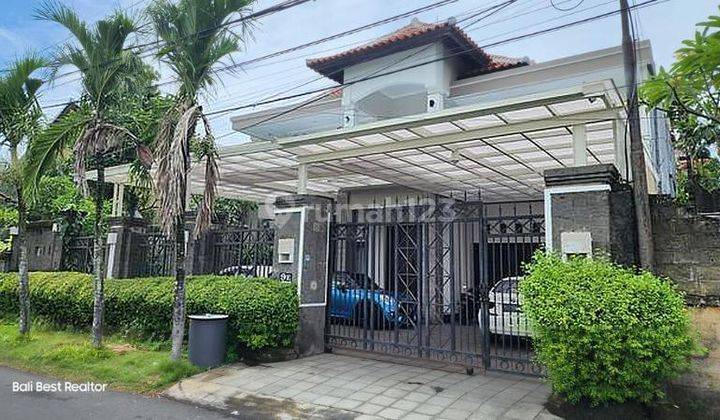 rumah villa dengan konsep minimalis di daerah Renon, Denpasar. Lokasi strategis dekat dengan 1