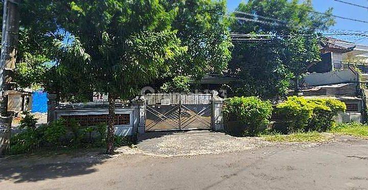 spacious house, corner position with access to 2 roads, in the Gatsu area, Denpasar. Also suitable for d 1