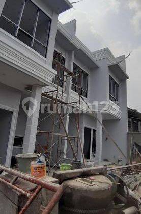 rumah super strategis , Jakarta timur . 2