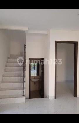 rumah 2 lantai hook di Lavon swancity 2