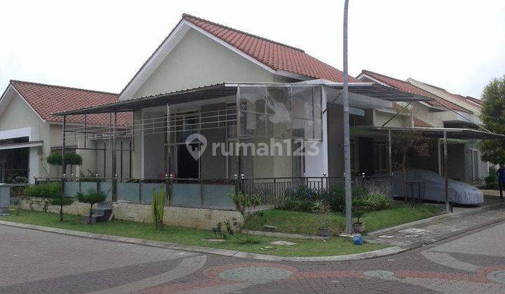 Rumah Hoek super nyaman siap huni di Kota baru Parahyangan 1