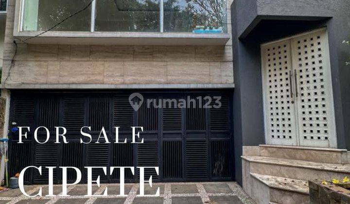 Rumah Modern Strategis Terawat 2,5 Lantai Townhouse di Cipete 1