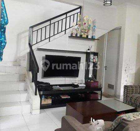 Dijual Rumah 2 Lantai Luas 200m2 4 Kamar Tidur View Kolam Renang Grandwisata Bekasi 1