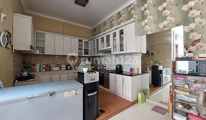 Rumah hook 2 lantai view taman Grandwisata Bekasi 2